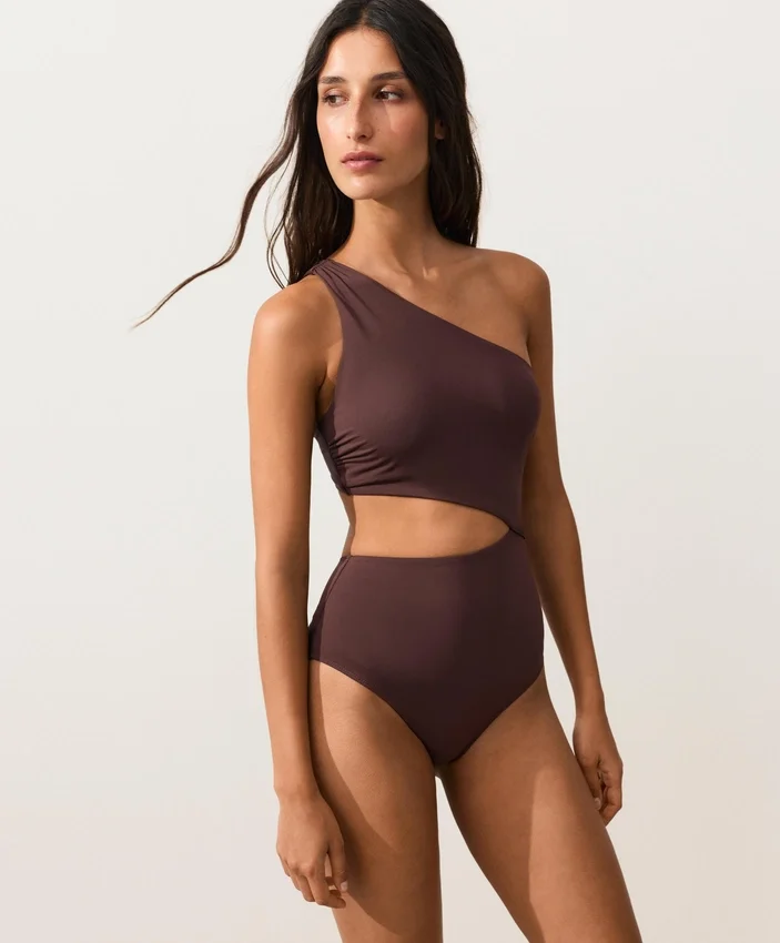 Trikinis à bretelles asymétriques Trikinis à bretelles asymétriques