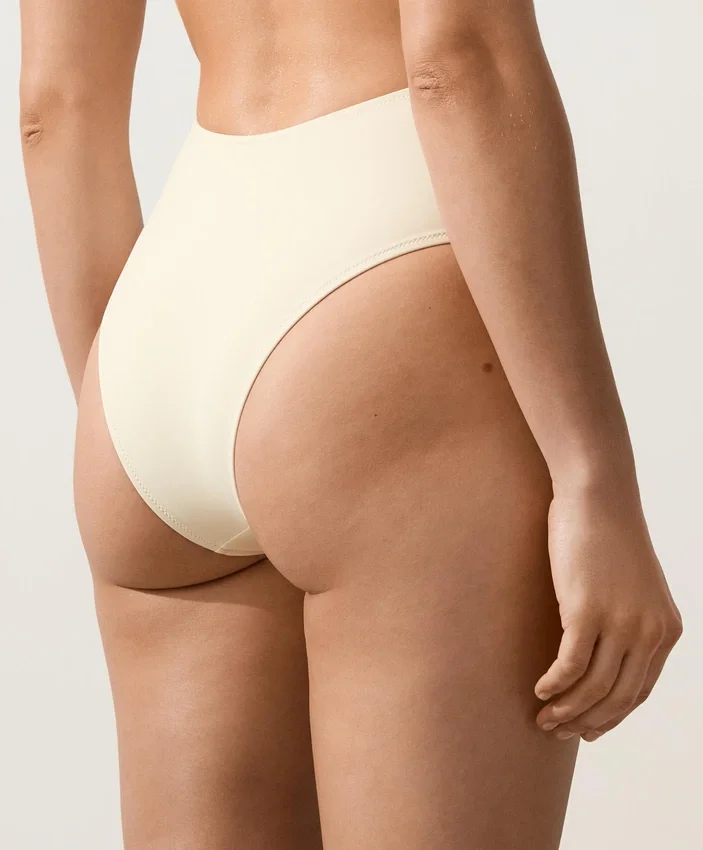 Trikinis à bretelles asymétriques Trikinis à bretelles asymétriques
