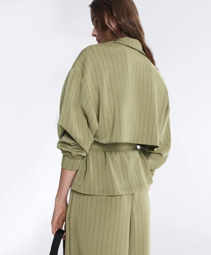 Veste cape carrée en modal Soft Touch à fines rayures Veste cape carrée en modal Soft Touch à fines rayures