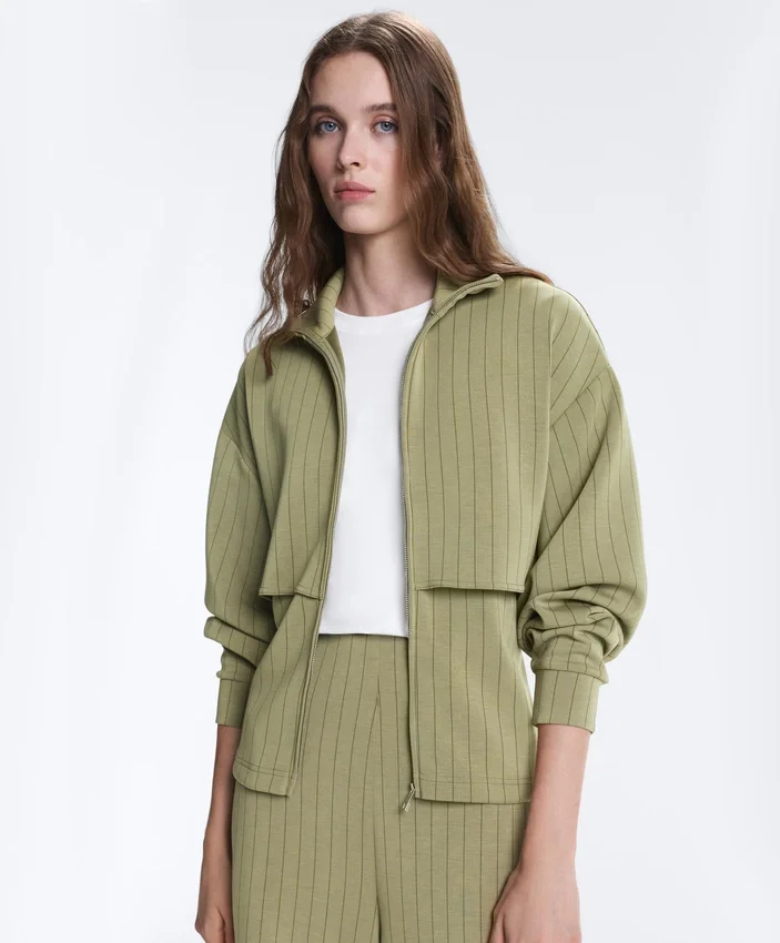 Veste cape carrée en modal Soft Touch à fines rayures Veste cape carrée en modal Soft Touch à fines rayures