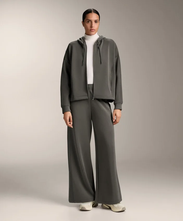 Veste à capuche avec détails en bord-côte et modal brossé Veste à capuche avec détails en bord-côte et modal brossé