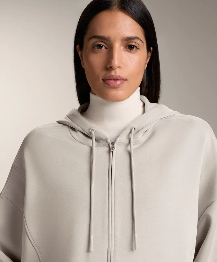 Veste à capuche avec détails en bord-côte et modal brossé Veste à capuche avec détails en bord-côte et modal brossé