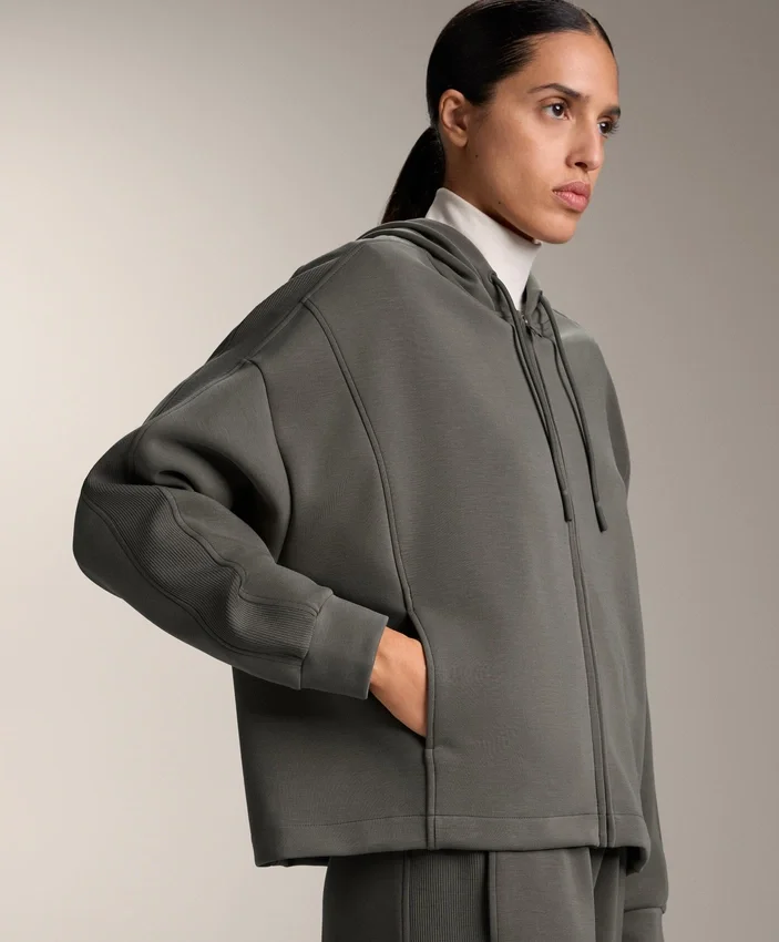 Veste à capuche avec détails en bord-côte et modal brossé Veste à capuche avec détails en bord-côte et modal brossé