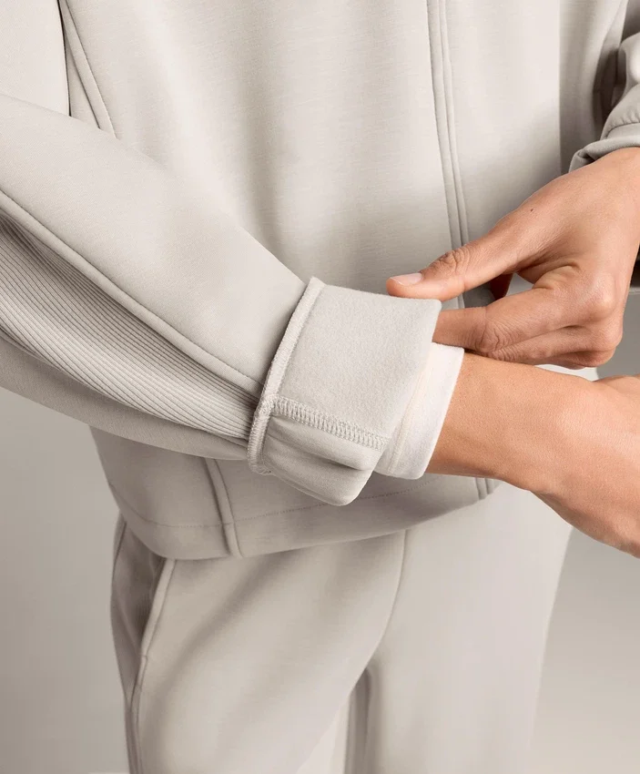 Veste à capuche avec détails en bord-côte et modal brossé Veste à capuche avec détails en bord-côte et modal brossé