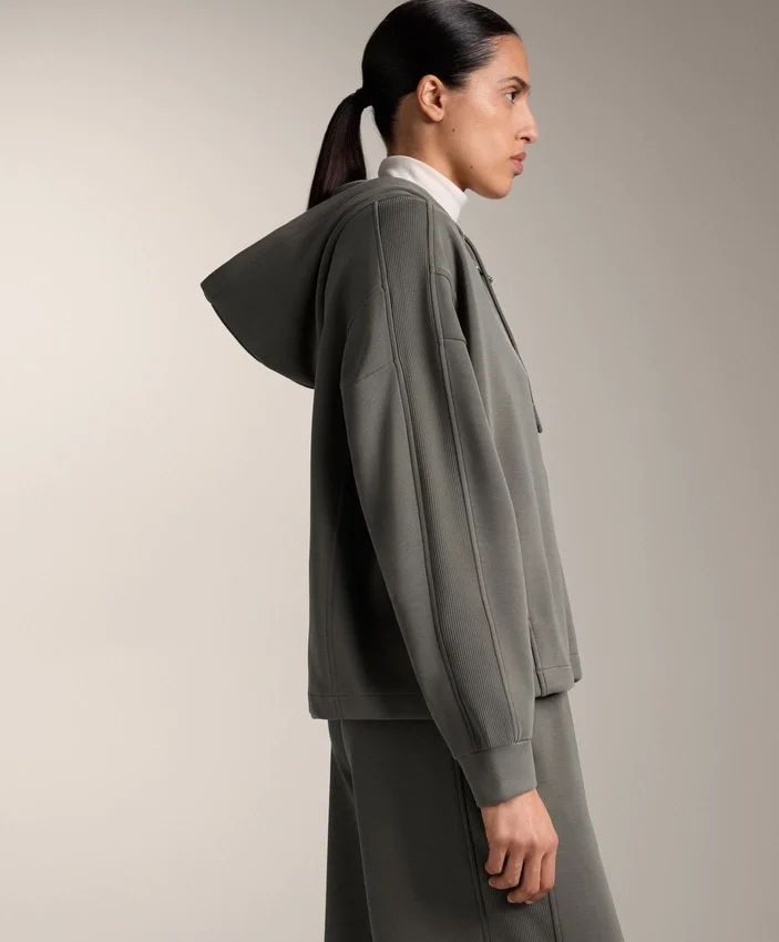 Veste à capuche avec détails en bord-côte et modal brossé Veste à capuche avec détails en bord-côte et modal brossé