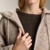 Veste à capuche en imitation peaux lainées