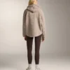 Veste à capuche en imitation peaux lainées