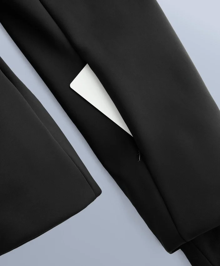 Veste de ski rembourrée Primaloft® color block à coupe ultra-ajustée et résistante à l’eau Veste de ski rembourrée Primaloft® color block à coupe ultra-ajustée et résistante à l’eau