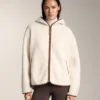 Veste en imitation peaux lainées avec capuche