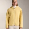 Veste en imitation peaux lainées avec capuche