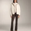 Veste en imitation peaux lainées avec capuche