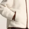 Veste en imitation peaux lainées avec capuche