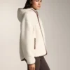 Veste en imitation peaux lainées avec capuche
