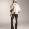 Veste en imitation peaux lainées avec capuche