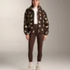 Veste en imitation peaux lainées à imprimé floral Veste en imitation peaux lainées à imprimé floral