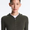 Veste en maille ajustée avec capuche Veste en maille ajustée avec capuche