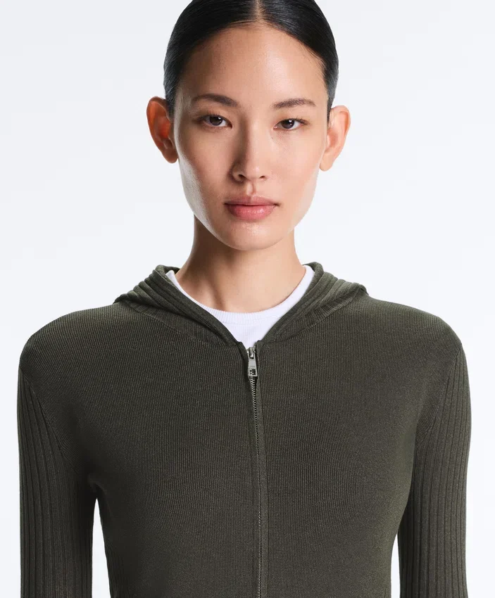 Veste en maille ajustée avec capuche Veste en maille ajustée avec capuche