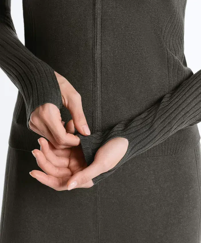 Veste en maille ajustée avec capuche Veste en maille ajustée avec capuche