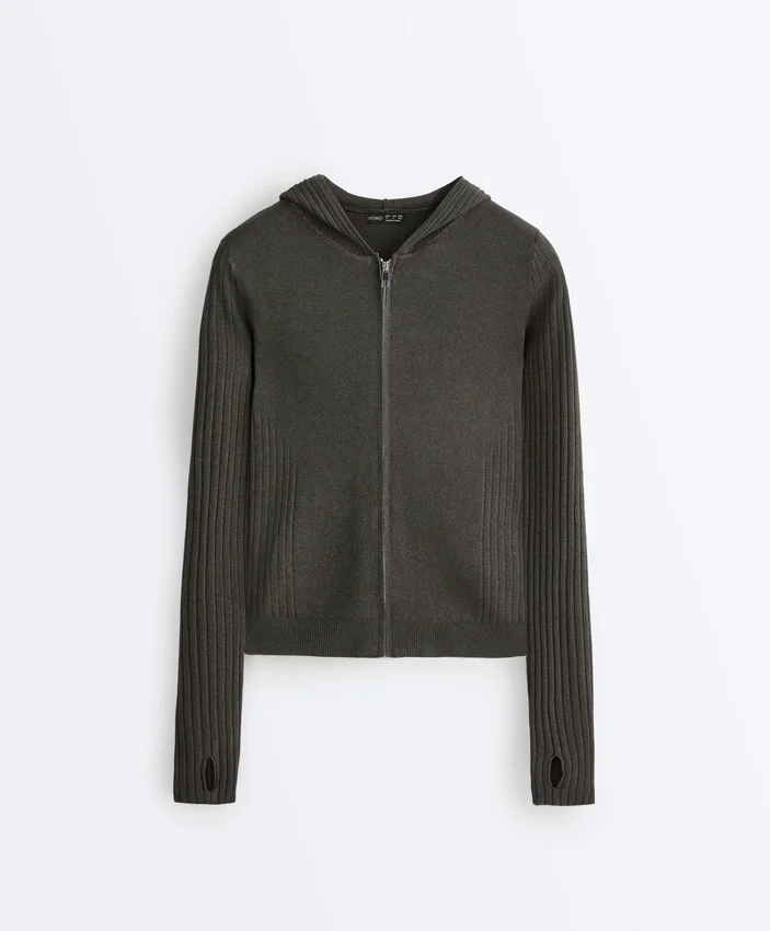 Veste en maille ajustée avec capuche Veste en maille ajustée avec capuche