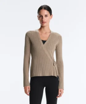 Veste en maille côtelée avec fermeture à nouer sur le côté
