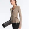 Veste en maille côtelée avec fermeture à nouer sur le côté Veste en maille côtelée avec fermeture à nouer sur le côté