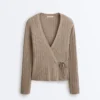 Veste en maille côtelée avec fermeture à nouer sur le côté Veste en maille côtelée avec fermeture à nouer sur le côté