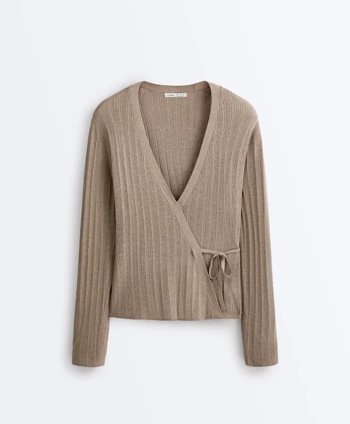 Veste en maille côtelée avec fermeture à nouer sur le côté Veste en maille côtelée avec fermeture à nouer sur le côté