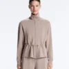 Veste en modal Soft Touch avec taille ajustable et col montant Veste en modal Soft Touch avec taille ajustable et col montant