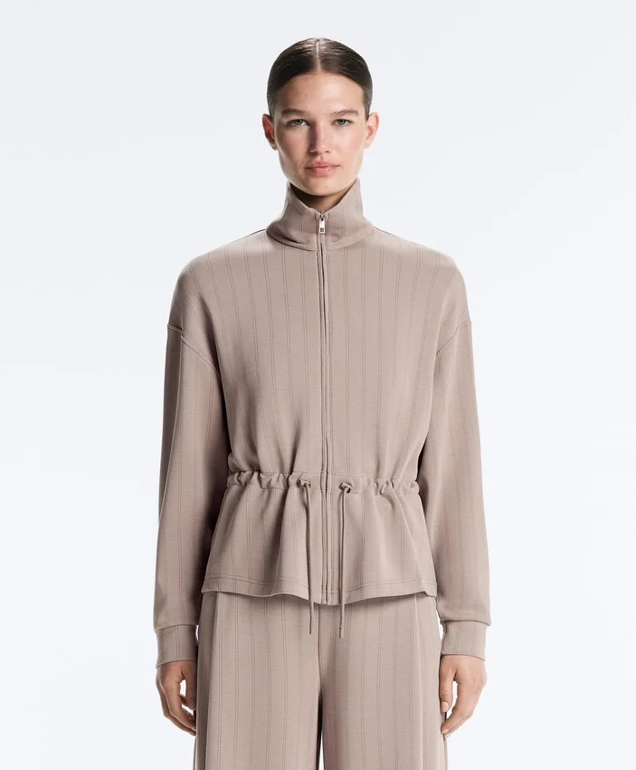 Veste en modal Soft Touch avec taille ajustable et col montant Veste en modal Soft Touch avec taille ajustable et col montant