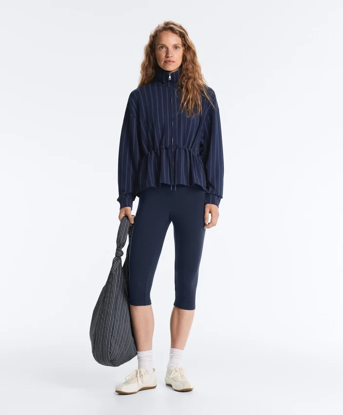 Veste en modal Soft Touch avec taille ajustable et col montant Veste en modal Soft Touch avec taille ajustable et col montant