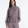 Veste en modal Soft Touch avec taille ajustable et col montant Veste en modal Soft Touch avec taille ajustable et col montant