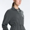 Veste en modal Soft Touch avec taille ajustable et col montant Veste en modal Soft Touch avec taille ajustable et col montant