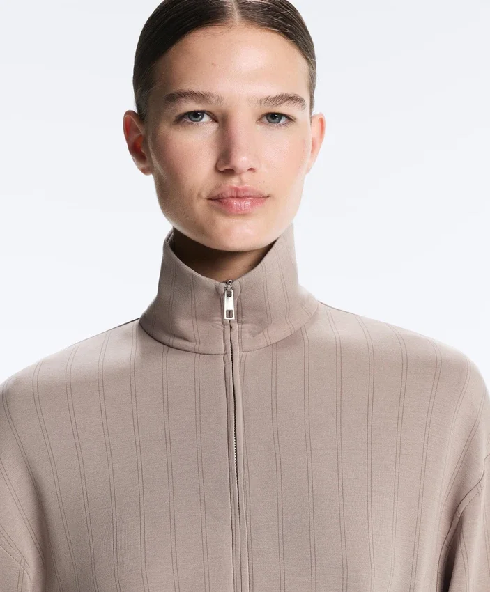 Veste en modal Soft Touch avec taille ajustable et col montant Veste en modal Soft Touch avec taille ajustable et col montant