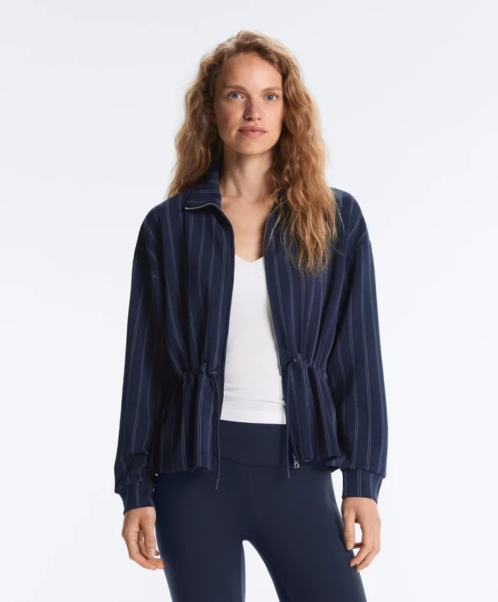 Veste en modal Soft Touch avec taille ajustable et col montant Veste en modal Soft Touch avec taille ajustable et col montant