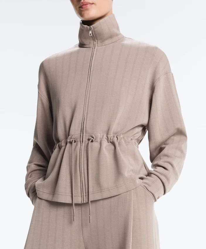 Veste en modal Soft Touch avec taille ajustable et col montant Veste en modal Soft Touch avec taille ajustable et col montant