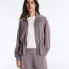 Veste en modal Soft Touch avec taille ajustable et col montant Veste en modal Soft Touch avec taille ajustable et col montant