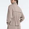 Veste en modal Soft Touch avec taille ajustable et col montant Veste en modal Soft Touch avec taille ajustable et col montant