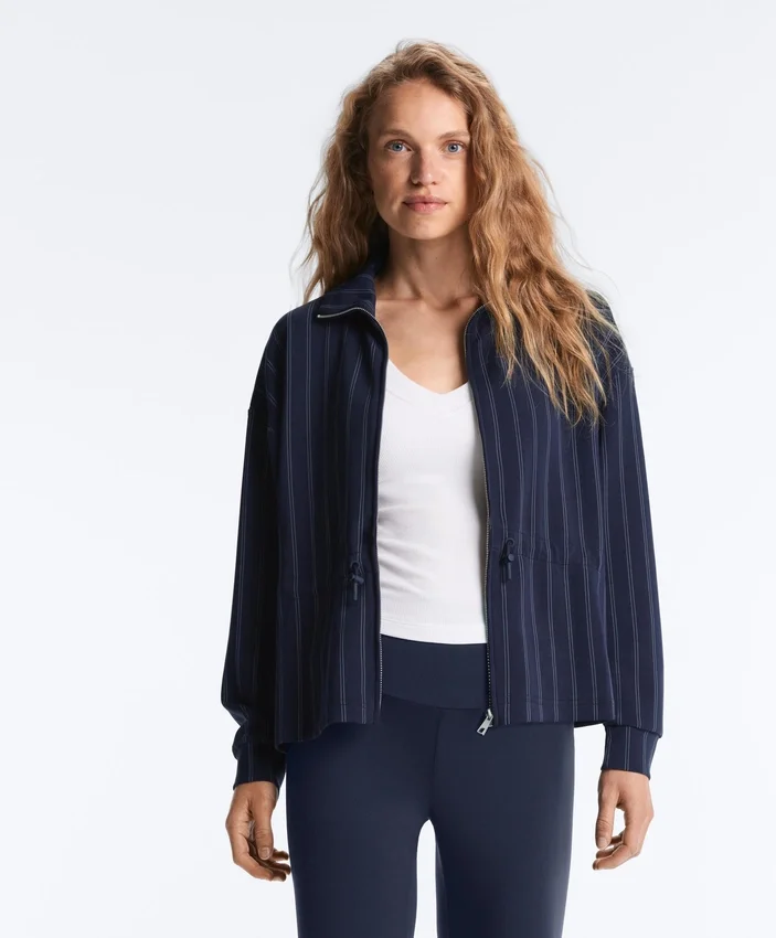 Veste en modal Soft Touch avec taille ajustable et col montant Veste en modal Soft Touch avec taille ajustable et col montant