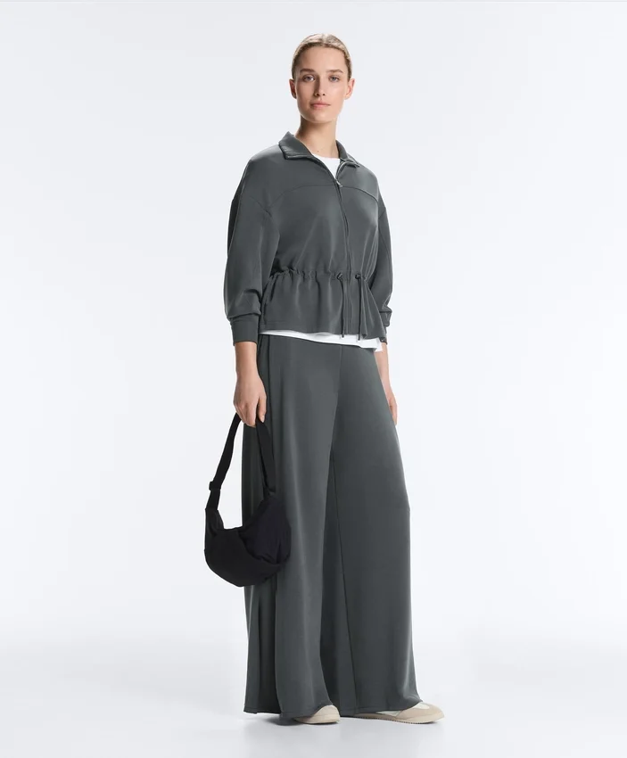 Veste en modal Soft Touch avec taille ajustable et col montant Veste en modal Soft Touch avec taille ajustable et col montant