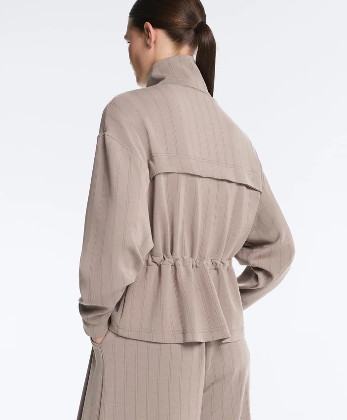 Veste en modal Soft Touch avec taille ajustable et col montant Veste en modal Soft Touch avec taille ajustable et col montant