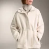 Veste en simili-peaux lainées à taille ajustable Veste en simili-peaux lainées à taille ajustable
