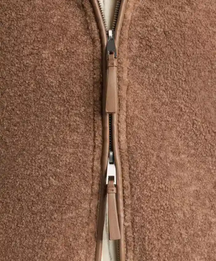 Veste longue en imitation peaux lainées Veste longue en imitation peaux lainées