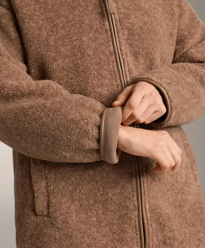 Veste longue en imitation peaux lainées Veste longue en imitation peaux lainées