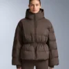 Veste matelassée légère avec un rembourrage imperméable composé à 80 % de duvet et à 20 % de Minardi Piume Ski. Veste matelassée légère avec un rembourrage imperméable composé à 80 % de duvet et à 20 % de Minardi Piume Ski.