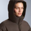 Veste matelassée légère avec un rembourrage imperméable composé à 80 % de duvet et à 20 % de Minardi Piume Ski. Veste matelassée légère avec un rembourrage imperméable composé à 80 % de duvet et à 20 % de Minardi Piume Ski.