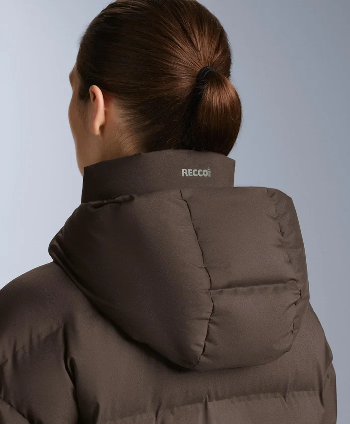 Veste matelassée légère avec un rembourrage imperméable composé à 80 % de duvet et à 20 % de Minardi Piume Ski. Veste matelassée légère avec un rembourrage imperméable composé à 80 % de duvet et à 20 % de Minardi Piume Ski.