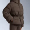 Veste matelassée légère avec un rembourrage imperméable composé à 80 % de duvet et à 20 % de Minardi Piume Ski. Veste matelassée légère avec un rembourrage imperméable composé à 80 % de duvet et à 20 % de Minardi Piume Ski.