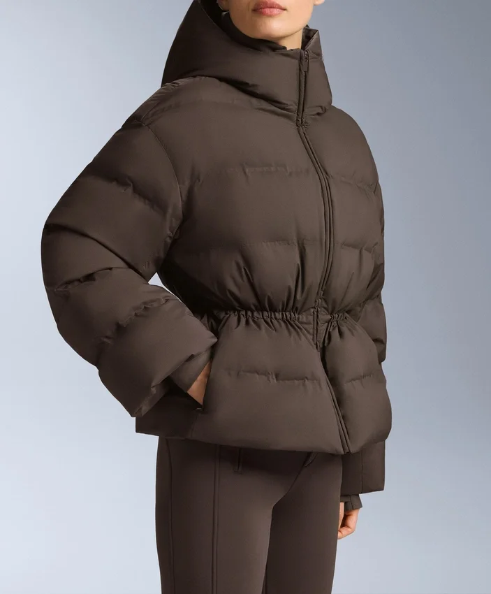 Veste matelassée légère avec un rembourrage imperméable composé à 80 % de duvet et à 20 % de Minardi Piume Ski. Veste matelassée légère avec un rembourrage imperméable composé à 80 % de duvet et à 20 % de Minardi Piume Ski.
