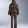 Veste matelassée légère avec un rembourrage imperméable composé à 80 % de duvet et à 20 % de Minardi Piume Ski. Veste matelassée légère avec un rembourrage imperméable composé à 80 % de duvet et à 20 % de Minardi Piume Ski.