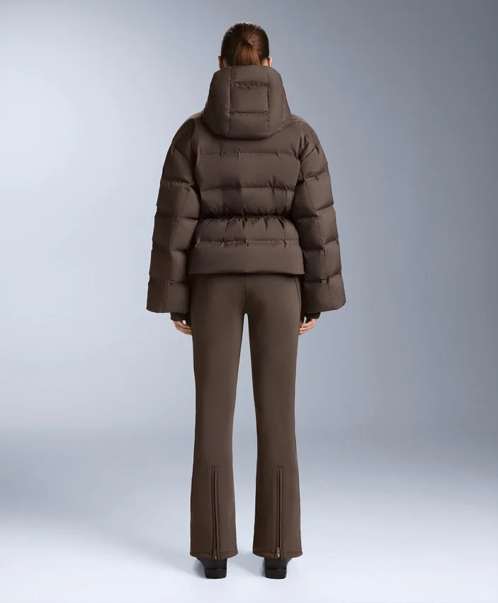 Veste matelassée légère avec un rembourrage imperméable composé à 80 % de duvet et à 20 % de Minardi Piume Ski. Veste matelassée légère avec un rembourrage imperméable composé à 80 % de duvet et à 20 % de Minardi Piume Ski.